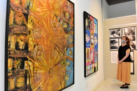 布やマスクなどを素材に使用した作品が並ぶ会場=堀光美術館、三木市上の丸町 布やマスクなどを素材に使用した作品が並ぶ会場=堀光美術館、三木市上の丸町