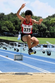 陸上男子三段跳びを制し、走り幅跳びとの2冠を達成した藤本涼哉選手=加古川市西神吉町鼎、加古川運動公園陸上競技場 陸上男子三段跳びを制し、走り幅跳びとの2冠を達成した藤本涼哉選手=加古川市西神吉町鼎、加古川運動公園陸上競技場