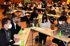 昨年11月のセミナーで商品や販路について議論する参加者=市民活動センター 昨年11月のセミナーで商品や販路について議論する参加者=市民活動センター