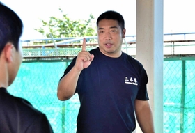 自身も三木東高校出身。昨年から顧問となり、選手を指導する門脇創一さん=三木東高校 自身も三木東高校出身。昨年から顧問となり、選手を指導する門脇創一さん=三木東高校