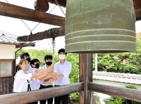 平和への思いをはせ、鐘を突く三木北高校の生徒ら=雲龍寺、三木市上の丸町 平和への思いをはせ、鐘を突く三木北高校の生徒ら=雲龍寺、三木市上の丸町
