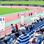 東京五輪に出場するフランス陸上競技チームの練習見学会が24日、兵庫県立三木総合防災公園(同市志染町三津田)陸上競技場で開かれた。市民ら約250人がスタンドから観覧し、本番に向けて調整を進める選手たちの姿に見入っていた。(長沢伸一)
