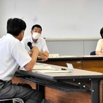兵庫県三木市は27日、総合教育会議を開催し、吉川地区に設ける小中一貫校について、校区外からの入学も可能な「特認校」とすることで同意した。また、小中一貫校体制への移行を進めるプロジェクトチームを早急に立ち上げる必要があると認識を共有した。(篠原拓真)