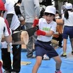 校名の「志」が共通する志染小学校(兵庫県三木市志染町御坂)と都志小学校(同県洲本市五色町都志万歳)の交流が今年58回目を迎えた。第1回交歓会は1964年で、前回の東京五輪が行われた年。2度目の東京五輪が開催されている今年も両校の児童が集まり、息の長い交流が続いている。(篠原拓真)