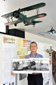 三木飛行場から飛び立ったとされる「九五式中間練習機」の模型も今回初めて展示した=市立中央図書館 三木飛行場から飛び立ったとされる「九五式中間練習機」の模型も今回初めて展示した=市立中央図書館