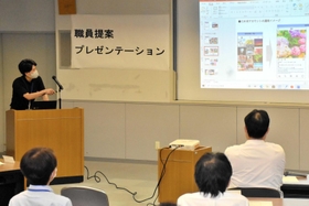 市幹部らを前に腹案を披露する職員=三木市役所 市幹部らを前に腹案を披露する職員=三木市役所