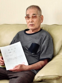 届いた原爆症認定書を手にこれまでの歩みを語る高橋一有さん=三木市内 届いた原爆症認定書を手にこれまでの歩みを語る高橋一有さん=三木市内