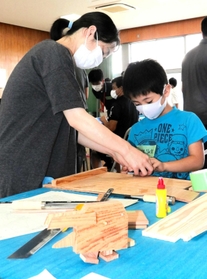 木材でおもちゃを作る子どもたち=小野市片山町 木材でおもちゃを作る子どもたち=小野市片山町