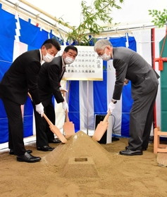 駅舎建設工事の安全を願い営まれた地鎮祭=三木市末広1 駅舎建設工事の安全を願い営まれた地鎮祭=三木市末広1
