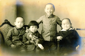 幼少期に妹と写る中川道尊さん(右端)=遺族提供 幼少期に妹と写る中川道尊さん(右端)=遺族提供