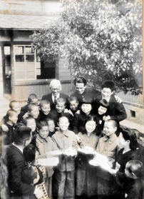 初めての学園卒園生となった5人と、巣立ちを祝う教師や他の子どもたち=1949(昭和24)年3月21日(有隣学園写真集より) 初めての学園卒園生となった5人と、巣立ちを祝う教師や他の子どもたち=1949(昭和24)年3月21日(有隣学園写真集より)