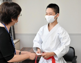 激励を受ける福井敢太さん(右)=三木市役所 激励を受ける福井敢太さん(右)=三木市役所