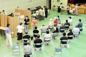公民館で実施されたワクチン集団接種の様子=8月11日、細川町公民館 公民館で実施されたワクチン集団接種の様子=8月11日、細川町公民館