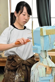 発泡スチロールを削り、理想の形を作り出していく田中喜花さん=三木東高校 発泡スチロールを削り、理想の形を作り出していく田中喜花さん=三木東高校
