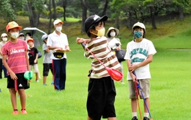 懸命なプレーを見せる小学生=三木ゴルフ倶楽部 懸命なプレーを見せる小学生=三木ゴルフ倶楽部