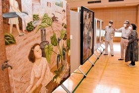 協会員が描いた作品が並ぶ会場=三木南交流センター 協会員が描いた作品が並ぶ会場=三木南交流センター