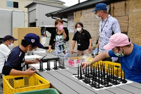 作業をするつばめのお家の利用者たち=三木市志染町窟屋 作業をするつばめのお家の利用者たち=三木市志染町窟屋