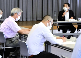 国民健康保険財政健全化計画案について議論する委員ら=三木市福井 国民健康保険財政健全化計画案について議論する委員ら=三木市福井