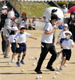 保護者と協力して先生を追いかけ玉入れを楽しむ児童ら=吉川総合公園 保護者と協力して先生を追いかけ玉入れを楽しむ児童ら=吉川総合公園
