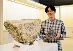 彫刻展を開いている白井翔平さん=堀光美術館 彫刻展を開いている白井翔平さん=堀光美術館