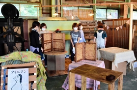 完成したブースの最終チェックを行う参加者ら=三木市福井3 完成したブースの最終チェックを行う参加者ら=三木市福井3