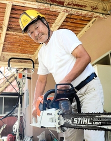 10人ほどのメンバーを率い、伐採活動に取り組んでいる前田徹男さん=小野市内 10人ほどのメンバーを率い、伐採活動に取り組んでいる前田徹男さん=小野市内