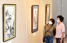 個性豊かな作品が並ぶ水墨画展=市役所みっきぃホール 個性豊かな作品が並ぶ水墨画展=市役所みっきぃホール