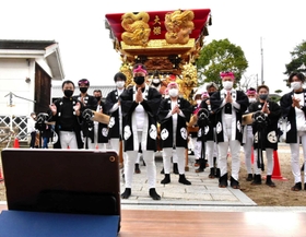 神事を映すタブレット端末(手前)に向かって拝礼する大塚町の青年会員ら=三木市大塚2 神事を映すタブレット端末(手前)に向かって拝礼する大塚町の青年会員ら=三木市大塚2