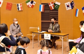 外国出身者の母国紹介に聞き入る参加者ら=三木市立市民活動センター 外国出身者の母国紹介に聞き入る参加者ら=三木市立市民活動センター
