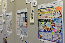 SDGsなどさまざまなテーマで書かれた新聞=市立教育センター SDGsなどさまざまなテーマで書かれた新聞=市立教育センター
