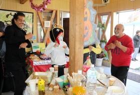 住民たちとのハロウィーンパーティーを楽しむカーンさん(右)ら=小野市内 住民たちとのハロウィーンパーティーを楽しむカーンさん(右)ら=小野市内