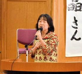 スラムの現状などを講演する早川千晶さん=三木市志染町青山7 スラムの現状などを講演する早川千晶さん=三木市志染町青山7