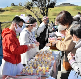 感謝祭で新商品を販売する利用者ら=じゃがいもの家 感謝祭で新商品を販売する利用者ら=じゃがいもの家