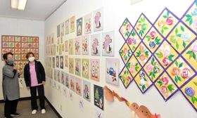 動物や花などを題材にした和紙ちぎり絵が並ぶ展覧会=さんさんギャラリーオアシス 動物や花などを題材にした和紙ちぎり絵が並ぶ展覧会=さんさんギャラリーオアシス