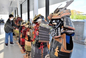 会場に並ぶ手作り甲冑=三木市立中央図書館 会場に並ぶ手作り甲冑=三木市立中央図書館