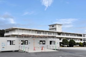 3回目の接種でも集団接種会場として使用される旧志染中学校=三木市志染町井上 3回目の接種でも集団接種会場として使用される旧志染中学校=三木市志染町井上