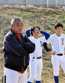 数々のプロ野球選手を育成した関西国際大の鈴木英之監督(左)=三木市志染町青山7 数々のプロ野球選手を育成した関西国際大の鈴木英之監督(左)=三木市志染町青山7