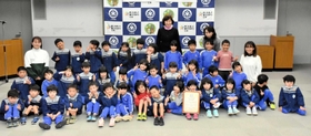 表彰を喜ぶ神和認定こども園の園児ら=三木市役所 表彰を喜ぶ神和認定こども園の園児ら=三木市役所