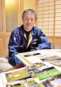 翁田投手の幼少期のアルバムを見ながら思い出を語る八寿男さん=多可町 翁田投手の幼少期のアルバムを見ながら思い出を語る八寿男さん=多可町