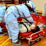 新型コロナウイルス下での避難所運営訓練に「避難所運営サポーター」に委嘱されている関西国際大(兵庫県三木市)の学生や市民らが参加した。新型コロナ陽性者の緊急搬送や体調不良者の動線分離などを確認。感染防止と避難所運営の両立を目指し、災害時に備えて意識を高めた。(長沢伸一)