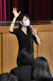 高校生を前に自身の経験などを語る仲岡しゅんさん=吉川高校 高校生を前に自身の経験などを語る仲岡しゅんさん=吉川高校