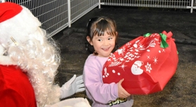 サンタさんからプレゼントをもらって喜ぶ子ども=三木市志染町中自由が丘 サンタさんからプレゼントをもらって喜ぶ子ども=三木市志染町中自由が丘