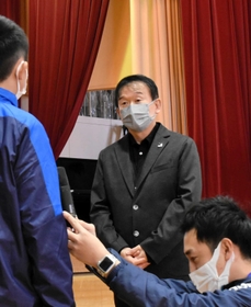 緑が丘小学校の「1・17をわすれない集会」で講演した臼井真さん=三木市緑が丘町西1 緑が丘小学校の「1・17をわすれない集会」で講演した臼井真さん=三木市緑が丘町西1