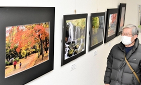 自然や祭りの風景を活写した写真が並ぶ展覧会=さんさんギャラリーオアシス 自然や祭りの風景を活写した写真が並ぶ展覧会=さんさんギャラリーオアシス
