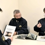 阪神・淡路大震災の教訓を伝えようと、兵庫県警三木署が救助活動などに出動した署員30人から体験談を集め、冊子にまとめた。震災から27年が経過し、経験した警察官も減少。同署は「今の若手が現役の最中に南海トラフ地震が来るかもしれない。被災した現場から警察官は逃げられない。その時の心構えを残したい」としている。(長沢伸一)