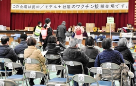 3回目のワクチン接種を待つ市民=旧志染中学校 3回目のワクチン接種を待つ市民=旧志染中学校
