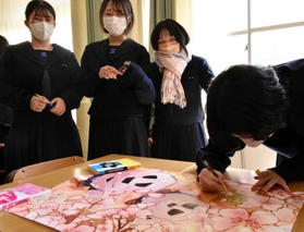 イラストにメッセージを書き入れる三木北高生=三木市志染町青山6 イラストにメッセージを書き入れる三木北高生=三木市志染町青山6