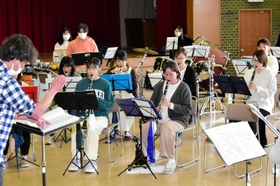 3年ぶりの定期演奏会に向けて調整する「三木L・U吹奏楽団」のメンバー=市中央公民館 3年ぶりの定期演奏会に向けて調整する「三木L・U吹奏楽団」のメンバー=市中央公民館