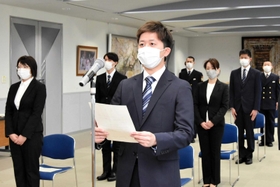 三木市の新入職員を代表して宣誓する川内野穂高さん=三木市役所 三木市の新入職員を代表して宣誓する川内野穂高さん=三木市役所