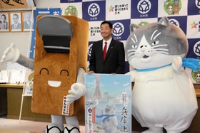 仲田一彦市長(中央)と「かんなどん」(左)と記念撮影するマル=三木市役所 仲田一彦市長(中央)と「かんなどん」(左)と記念撮影するマル=三木市役所